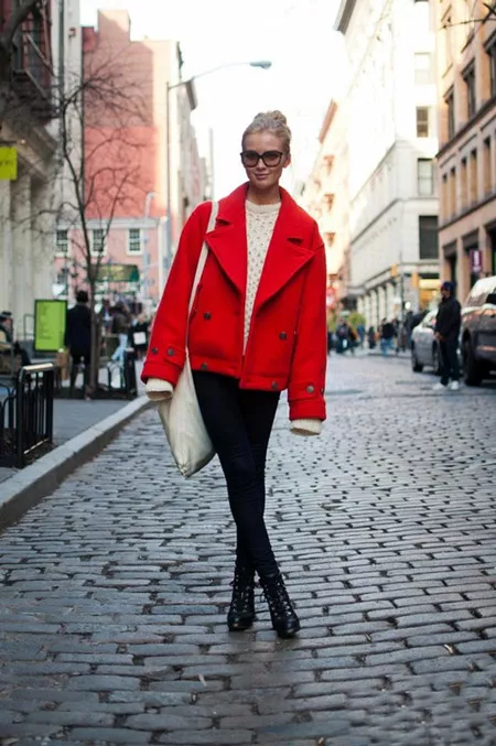 Девушка в коротком красном пальто