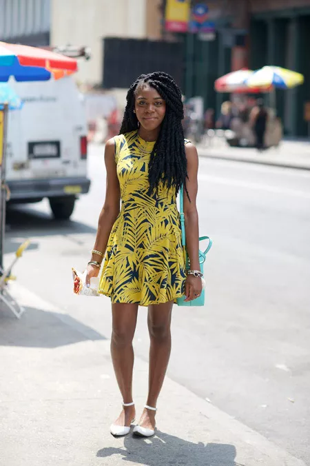 Девушка в мини платье с желтым тропическим пронтом