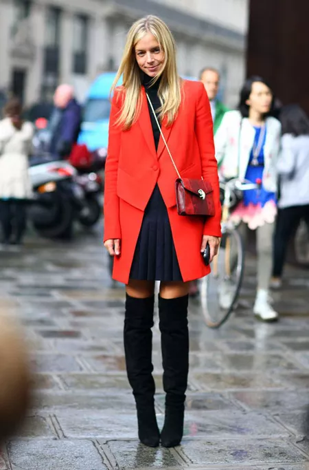 Девушка в плиссированной юбке и красном пальто