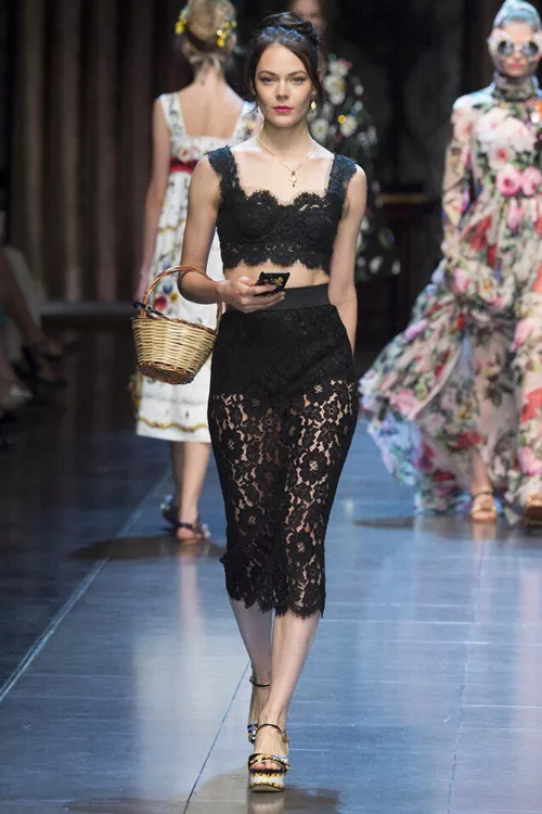 Модель в костюме от Dolce-&-Gabbana