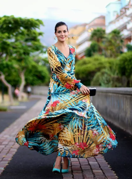 Модель в красивом платье максис тропическим принтом