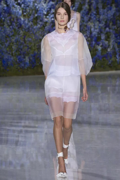 Модель в платье от Dior