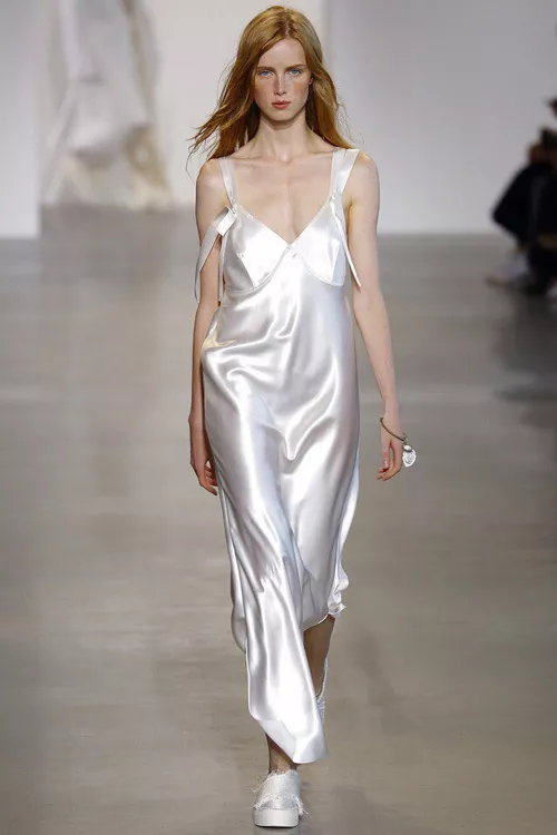 Модель в платье-сорочке от Calvin-Klein