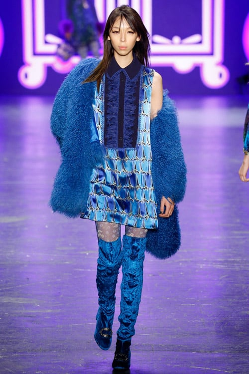 Модель в синей шубе Anna Sui - тенденции зима 2017