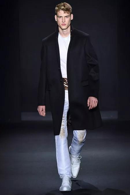 Мужчина в черном пальто прямого кроя от Calvin Klein