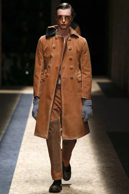 Мужчина в коричневом пальто по колена от Prada