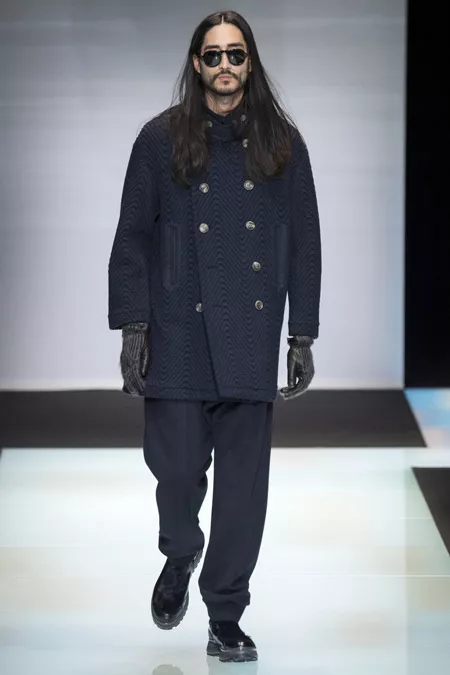Мужчина в коротком пальто с узором от Giorgio Armani