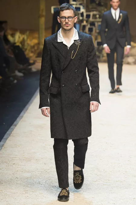 Мужчина в пальто с узором от Dolce & Gabbana