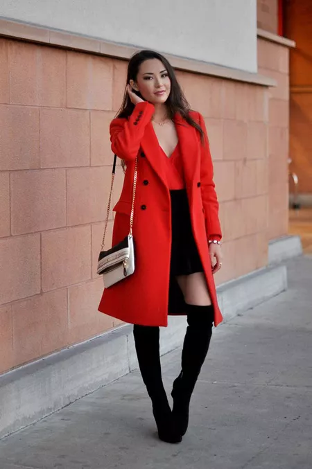 Девушка с бежевой сумкой и в красном пальто