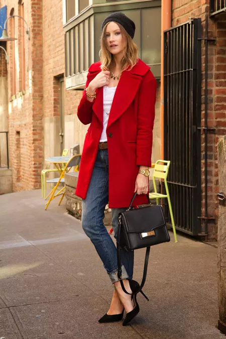 Девушка с золотыми часами и в красном пальто