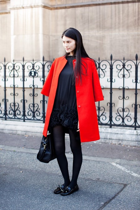 Девушка в черном платье и в красном пальто