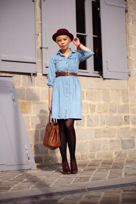 Девушка в джинсовом платье и шляпке