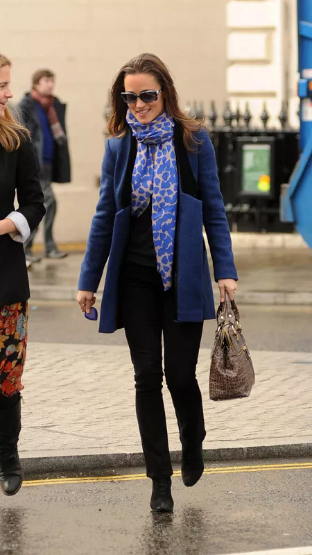 Девушка в голубом шарфе и синем пальто