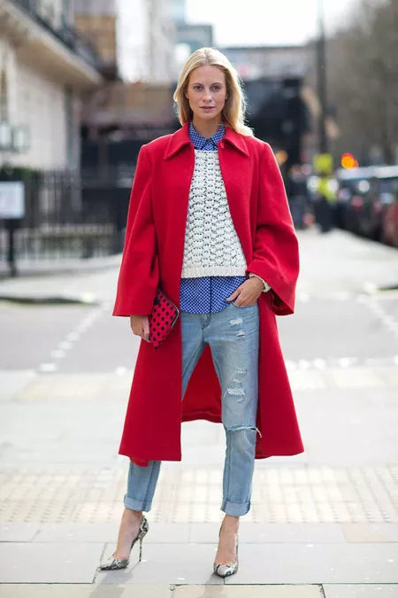 Девушка в голубых джинсах и длинном красном пальто