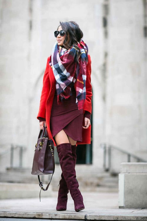 Девушка в клетчатом шарфе и красном пальто