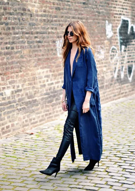 Девушка в кожаных брюках и длинном синем пальто