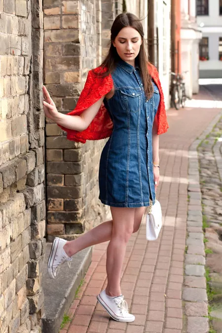 Девушка в красном кардигане и джинсовом платье