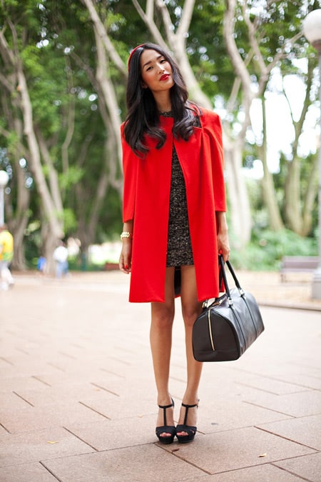 Девушка в красном пальто и с большой черной сумкой