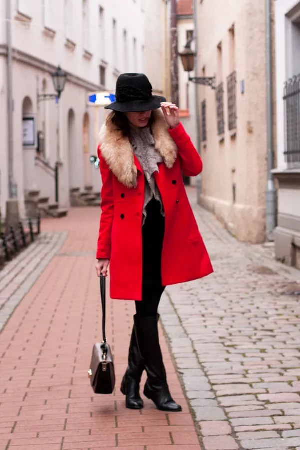 Девушка в пальто красного цвета