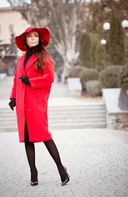Девушка в перчатках и красном пальто