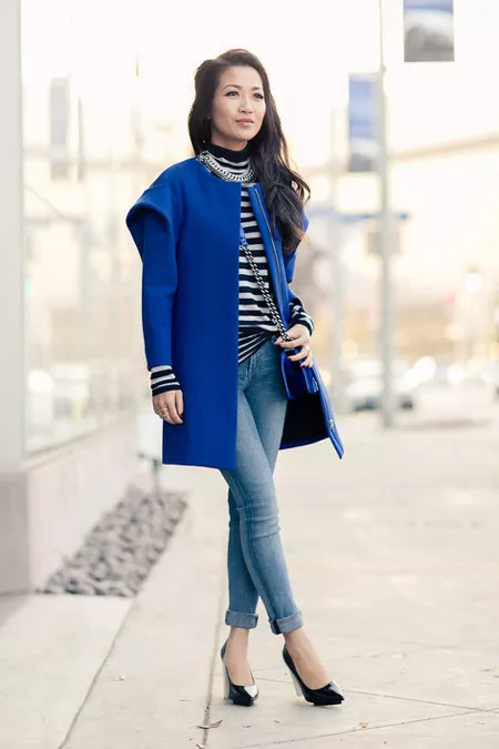 Девушка в полосатом лонгсливе и синем пальто