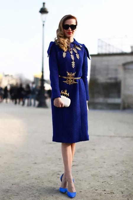 Девушка в синем пальто и голубых туфлях