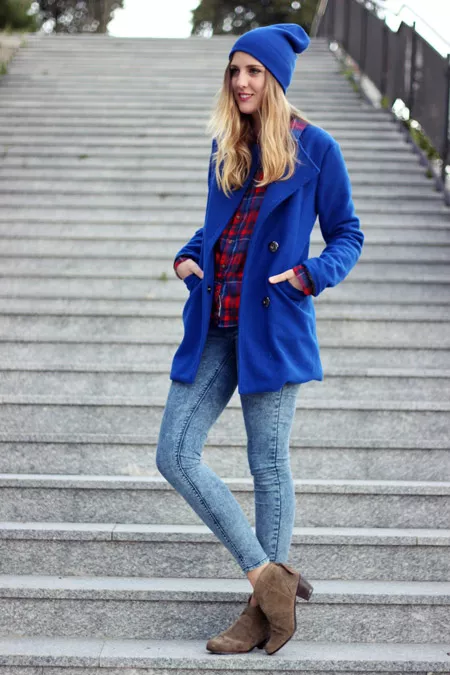 Девушка в синем пальто и шапке