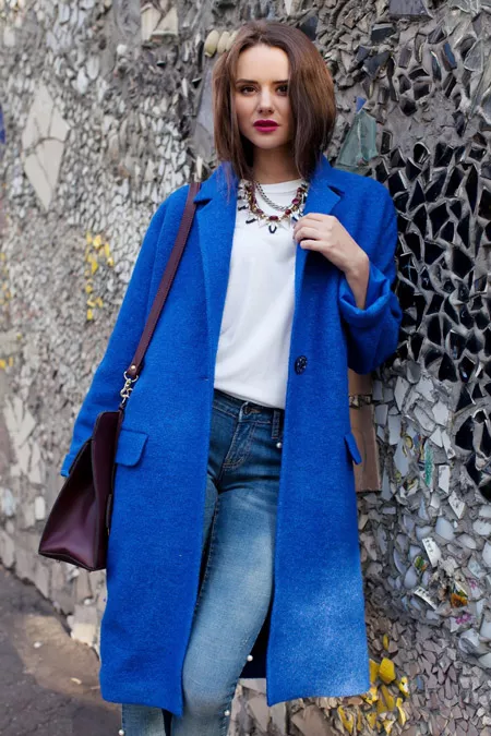 Девушка в синем пальто прямого покроя