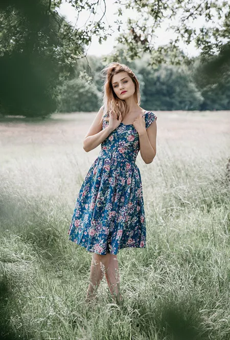 Девушка в синем платье с цветочным принтом