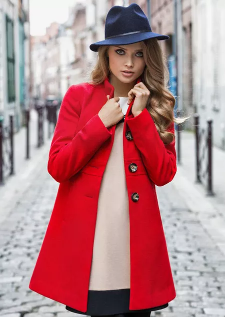 Девушка в синей шляпке и красном пальто