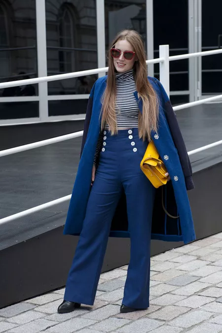 Девушка в синих брюках с высокой талией, водолазка и синее пальто