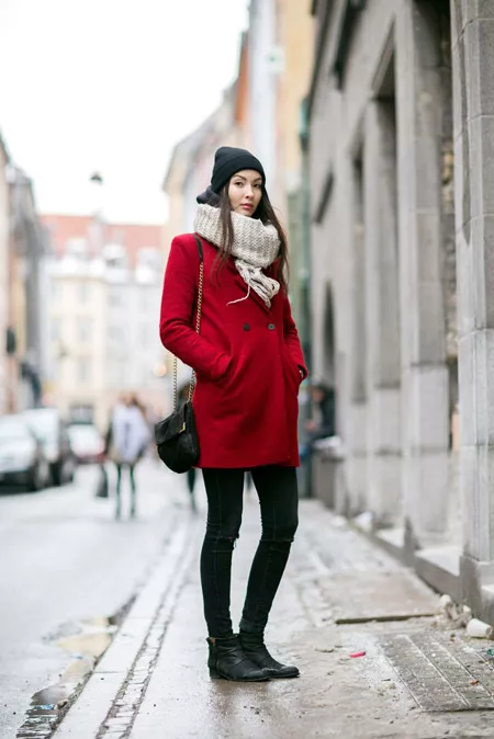 Девушка в светлом шарфе и красном пальто