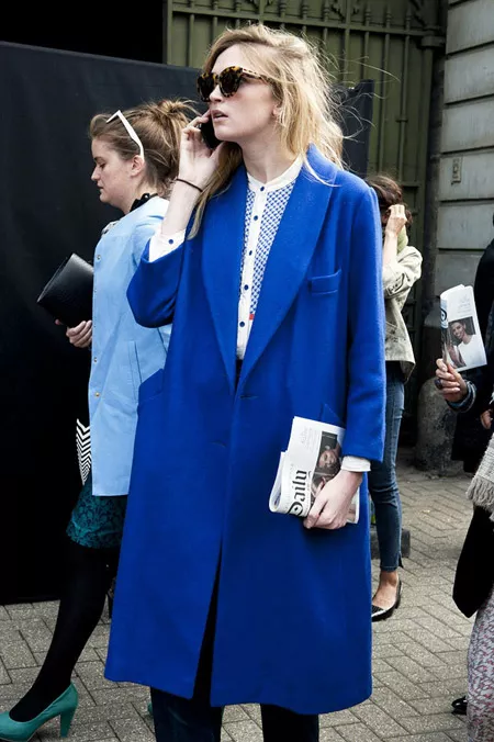 Девушка в темно-синем пальто прямого покроя