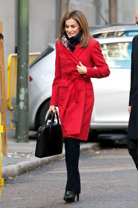 Дженис Дикинсон в красном пальто