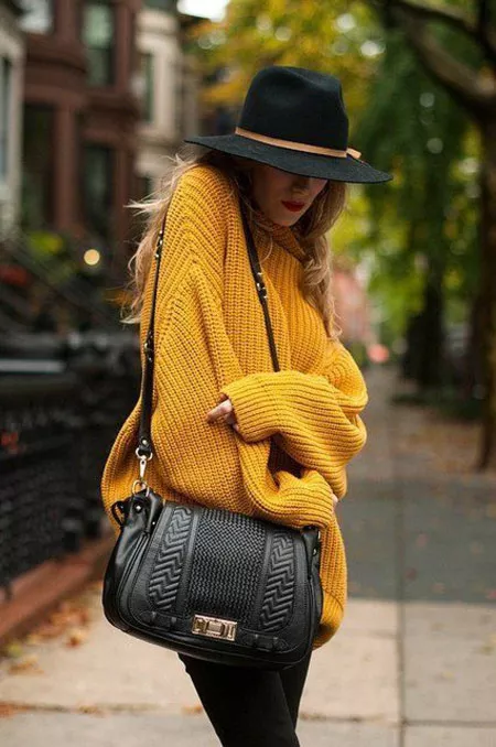 Модельв желтом свитере оверсайз, черная шляпа и сумка