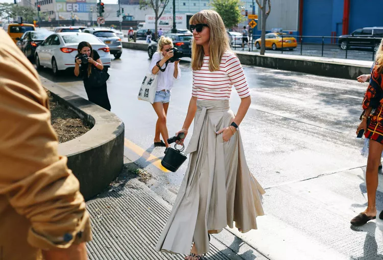 Девушка в бежевой длинной юбке и кофточка в красную полоску - уличная мода Нью-Йорка весна/лето 2017