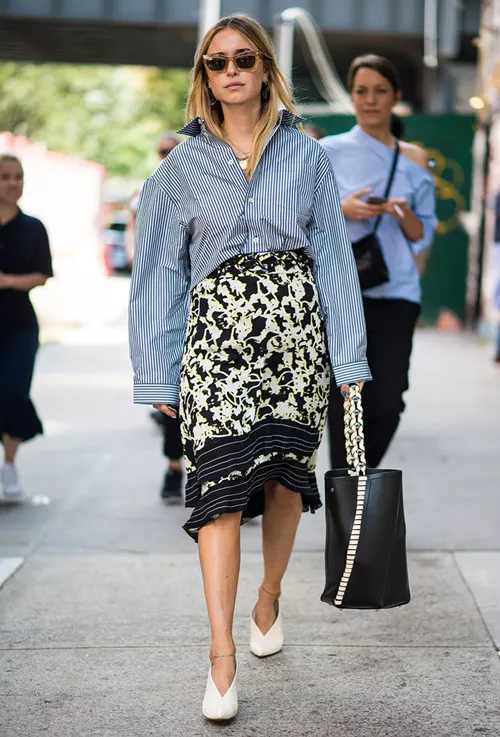Девушка в черно белой юбке и рубашке в полоску, черная сумка тоут - уличная мода Нью-Йорка весна/лето 2017