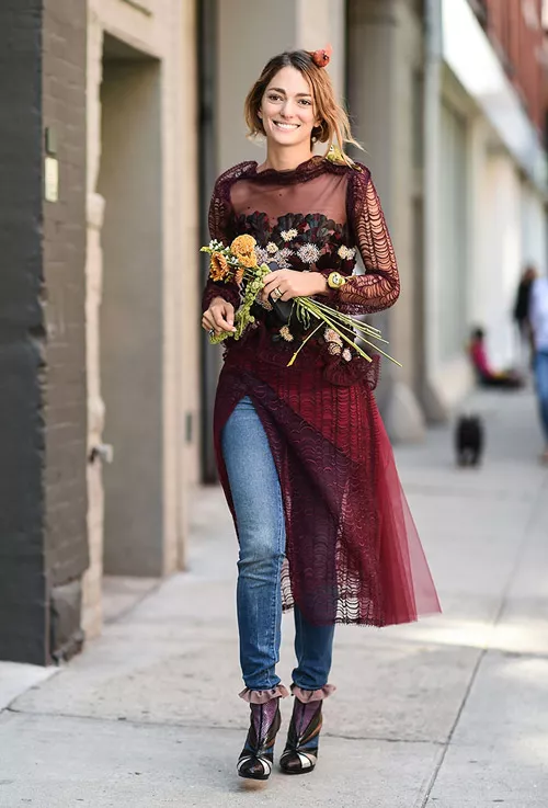 Девушка в джинсах, прозрачная юбка, блузке и ботильоны - уличная мода Нью-Йорка весна/лето 2017