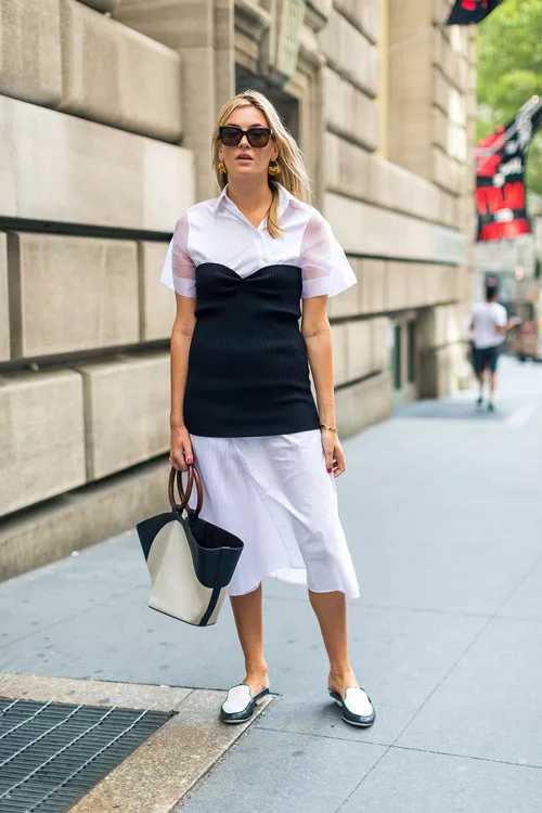 Девушка в легком белом платье, черный корсет и лоферы - уличная мода Нью-Йорка весна/лето 2017