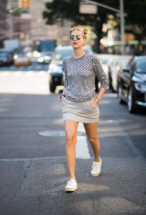 Девушка в серой юбке с карманами, свитшоте и кедах - уличная мода Нью-Йорка весна/лето 2017