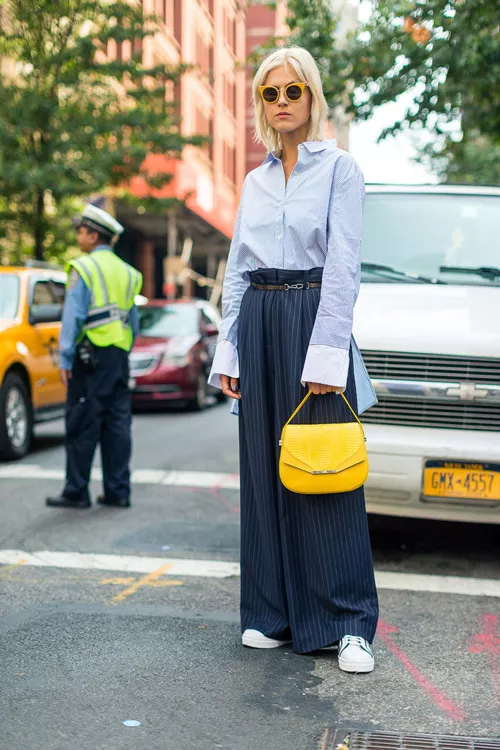 Девушка в широких брюках, голубая рубашка и желтая сумка - уличная мода Нью-Йорка весна/лето 2017