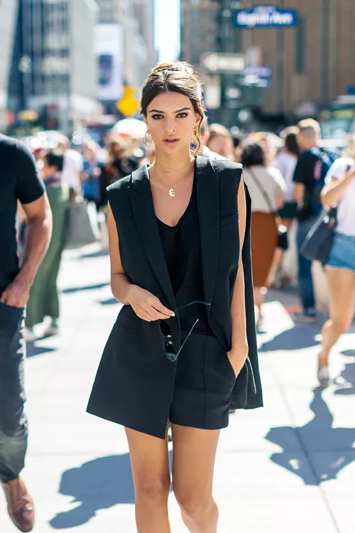 Девушка в шортах, черный топ и жилет - уличная мода Нью-Йорка весна/лето 2017