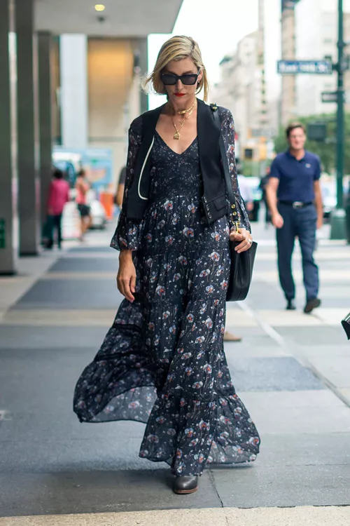 Joanna Hillman в длинном черном платье с принтом и жилете - уличная мода Нью-Йорка весна/лето 2017