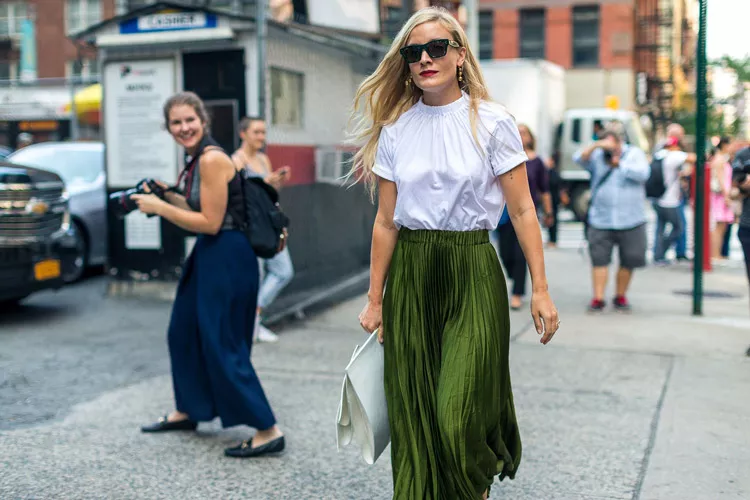 Kate Foley в зеленой плиссированой юбке и белой блузе с коротким рукавом - уличная мода Нью-Йорка весна/лето 2017
