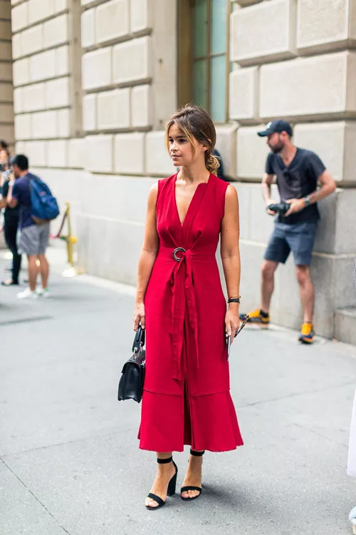 Miroslava Duma в красном платье без рукавов и черные босоножки - уличная мода Нью-Йорка весна/лето 2017