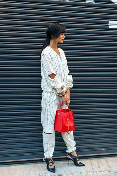 Модель в белом коминезоне с вертикальными полосками, туфли и красная сумка - уличная мода Нью-Йорка весна/лето 2017