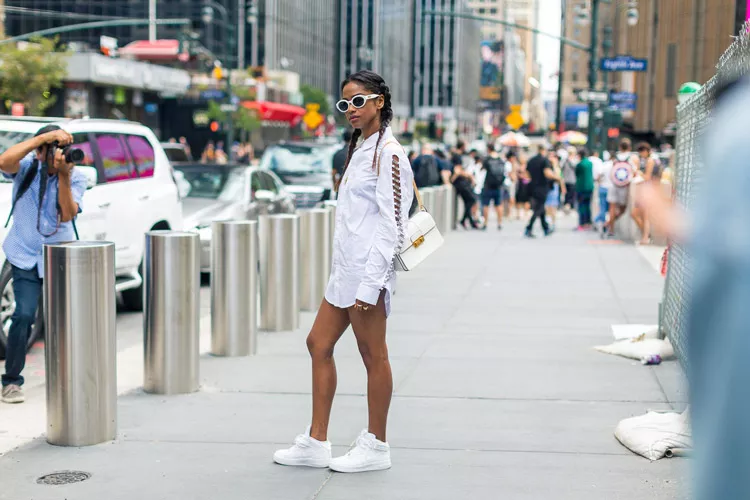 Модель в белом платье-рубашка и кроссовках - уличная мода Нью-Йорка весна/лето 2017