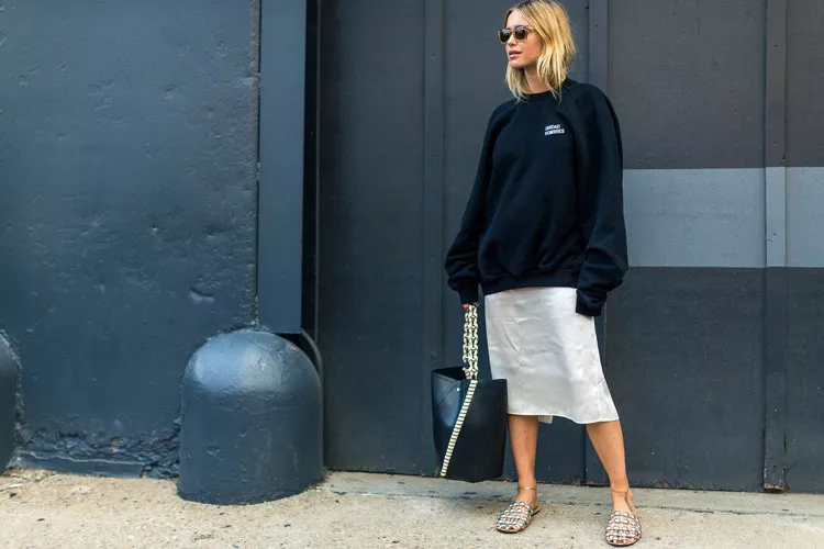 Модель в белой юбке и черном свитшоте - уличная мода Нью-Йорка весна/лето 2017