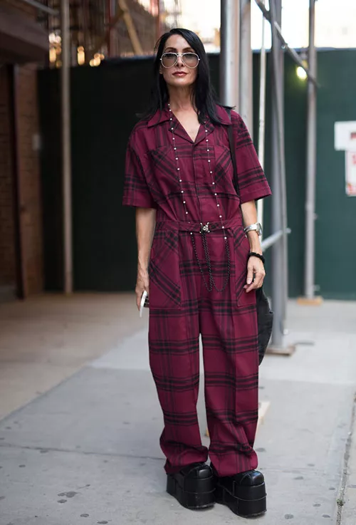 Модель в бордовом комбинезоне в черную клетку и ботинках на выссокой платформе - уличная мода Нью-Йорка весна/лето 2017