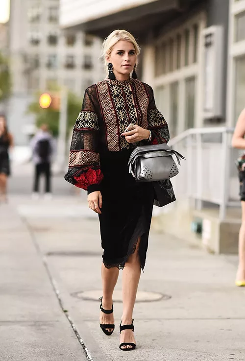 Модель в черной юбке, блузке с узором и черных босоножках - уличная мода Нью-Йорка весна/лето 2017